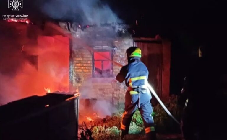 Вигорів вщент: у Кривому Розі надзвичайники ліквідували пожежу у житловому будинку