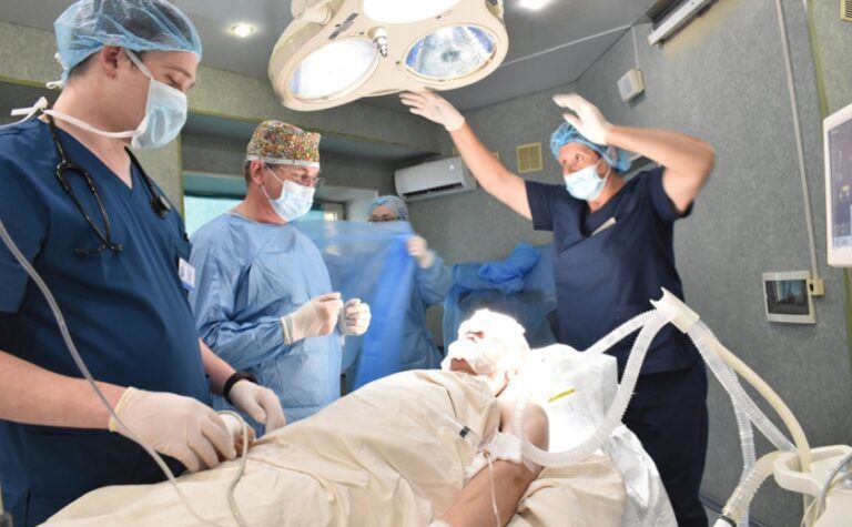 У Дніпрі рятують надзвичайника, який постраждав внаслідок останнього ракетного удару по місту