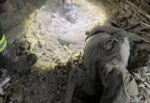 Постраждав через ворожий обстріл: У Гуляйполі рятувальники вивільнили чоловіка з пошкодженого будинку