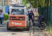 У Камʼянському ремонтують тротуар, що веде до спортшколи та амбулаторії