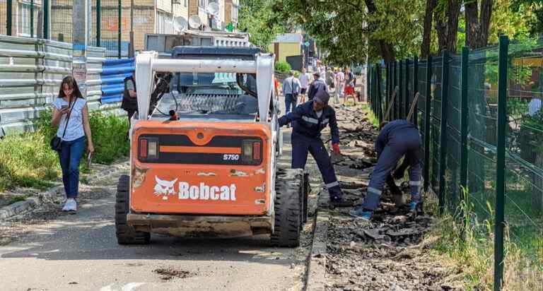 У Камʼянському ремонтують тротуар, що веде до спортшколи та амбулаторії