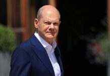 Шольц не планує коментувати ситуацію в Росії, але спостерігає