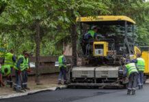 На території лікарні Кам’янського ремонтують дорожнє покриття