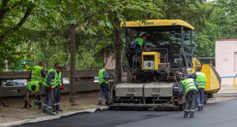 На території лікарні Кам’янського ремонтують дорожнє покриття