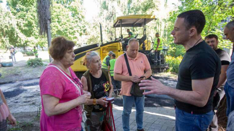 У Кам’янському продовжується ремонт внутрішньоквартальних доріг