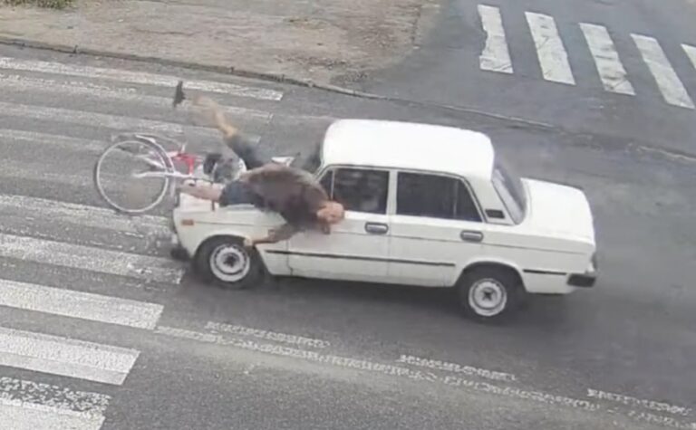 У Дніпрі ВАЗ збив велосипедиста: подробиці