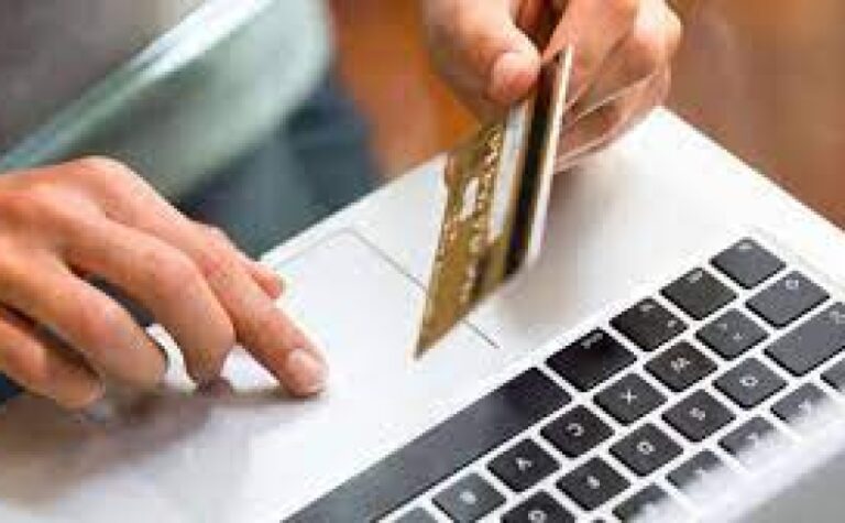 Ошукала понад 40 покупців декоративних рослин: у Дніпрі затримали інтернет-шахрайку