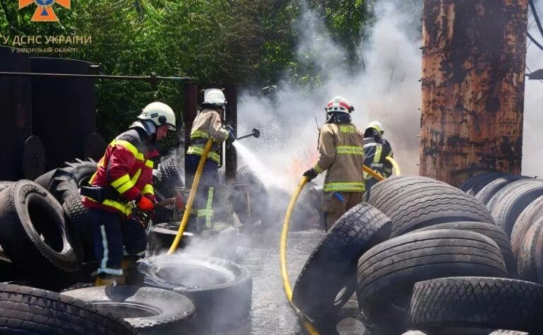 Горіли шини та  паливно-мастильні матеріали: запорізькі рятувальники ліквідували пожежу на території підприємства