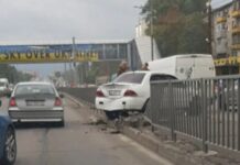 На Слобожанському проспекті у Дніпрі Mitsubishi після зіткнення з Volkswagen зніс розділову огорожу: деталі