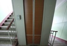 Мало не вбив чоловіка у ліфті багатоповерхівки: у Жовтих Водах затримали 38-річного містянина