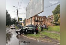 У Дніпрі на вулиці Антоновича зіткнулися Mitsubishi та Volkswagen: є потерпілі