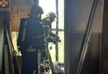 На пожежі у Камʼянському врятували 74-річного чоловіка