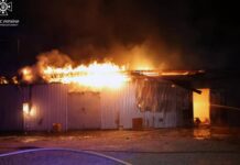 У Центральному районі Дніпра вночі загорілася складська будівля: ВІДЕО