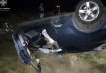 Не впорався з керуванням та злетів у кювет: у Павлоградському районі в ДТП загинула жінка та постраждав чоловік