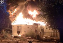 У Дніпрі надзвичайники ліквідували пожежу у житловому будинку на вулиці Верстова