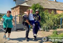 Запорізькі поліцейські евакуювали з Преображенки маломобільного пенсіонера з дружиною