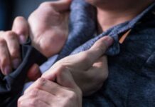 Вдарив в обличчя та заволодів мобільним телефоном: у Кривому Розі затримали чоловіка за підозрою у пограбуванні