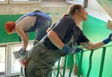 У Кам’янському КП «Добробут» приводить до ладу під’їзди будинків