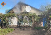 Горіли домашні речі: надзвичайники Запоріжжя ліквідували пожежу в Пологівському районі