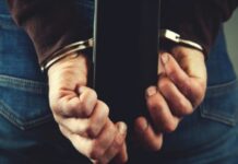 Познайомились в кафе: в Камʼянському чоловік вдарив та пограбував жінку