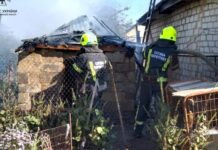 Вогонь ледь не перекинувся на будинок: у Дніпровському районі рятувальники ліквідували займання господарчої споруди