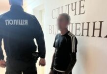 Представлявся поліцейським та ошукував людей: правоохоронці м. Кривий Ріг вручили підозру чоловікові