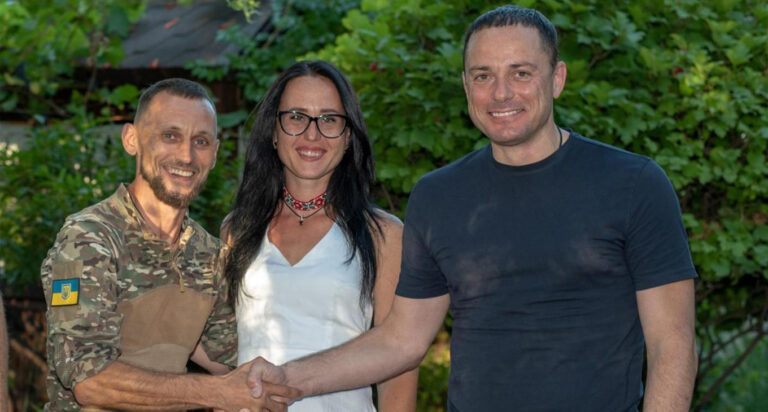 Міський голова Кам’янського завітав на весілля військовослужбовця