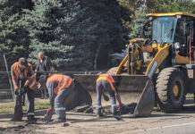 У Кам’янському провели роботи з усунення напливів асфальту