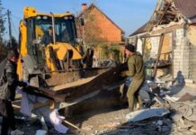 Третій день після ракетного удару: розбір завалів в Обухівці продовжується