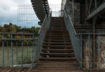 У Дніпрі перекрили сходи на пішохідному мосту до Монастирського острова: причина