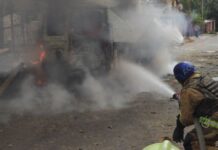 Під час повтороного обстрілу у Нікополі постраждали двоє рятувальників