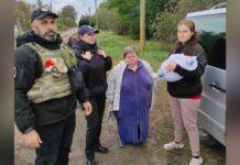 Правоохоронці Запоріжжя вивезли з-під обстрілів родину з двотижневим немовлям