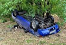 У Запоріжжі пʼяний водій наїхав на бордюр та перекинувся: деталі