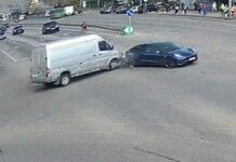 На Слобожанському проспекті у Дніпрі зіштовхнулись Tesla та мікроавтобус: деталі