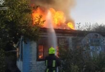 Вогнем пошкоджено дах та домашнэ майно: у Кам’янському районі бійці ДСНС загасили палаючий будинок