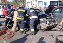 Запорізькі рятувальники деблокували постраждалу дівчину під час ДТП