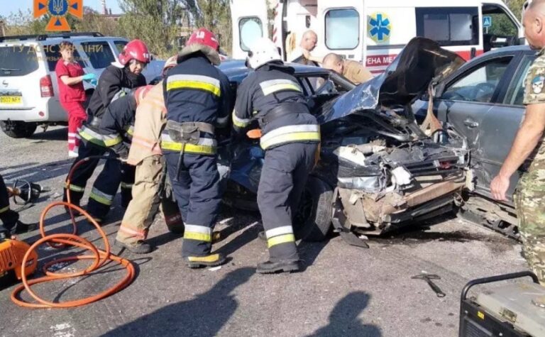 Запорізькі рятувальники деблокували постраждалу дівчину під час ДТП