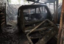 У Чечелівському районі Дніпра згорів гараж із трьома легковиками всередині