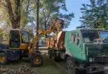 У Камʼянському продовжуються осінні прибирання: міський голова провів обʼїзд міста