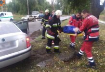Водія затиснуло всередині розтрощеної автівки: у Кам’янському сталася ДТП за участю трьох автомобілів