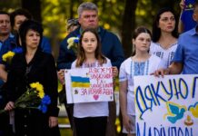 Хвилина мовчання та квіти на честь Героїв: Дніпропетровщина вшанувала пам’ять полеглих оборонців