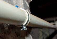 В багатоквартирних будинках Кам’янського повністю замінили труби холодного водопостачання та каналізації