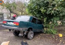 Не впорався з керуванням та врізався в дерево: у Новомосковському районі надзвичайники деблокували водія