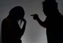 Правоохоронці Камʼянського оголосили про підозру двом чоловікам за фактами вчинення домашнього насильства