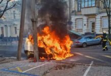 У Дніпрі посеред вулиці зайнявся вантажопасажирський автомобіль: деталі