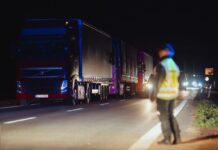 Українські водії у Польщі перекрили дорогу у відповідь на блокаду кордону