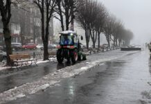 Працювали всю ніч: на дорогах та тротуарах Кам’янського 36 одиниць спецтехніки ліквідували наслідки негоди
