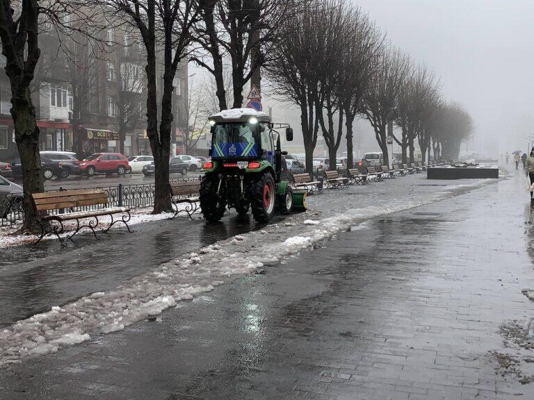 Працювали всю ніч: на дорогах та тротуарах Кам’янського 36 одиниць спецтехніки ліквідували наслідки негоди