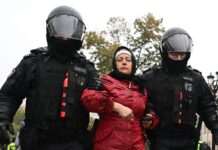 Обшуки та погрози за організацію мітингів: родички загарбників скаржаться на силовиків РФ