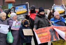 «Моє серце в полоні»: родичі військовополонених вийшли на акцію у Запоріжжі